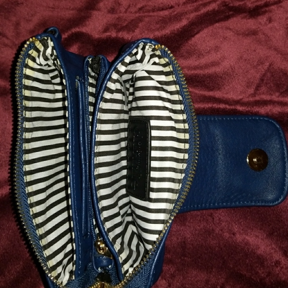Small Clutch - Picture 3 of 3
